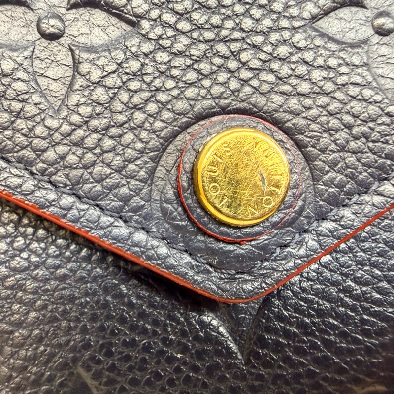 LV海軍藍滾紅邊牛皮壓紋Victorine信封式三折短夾 M64060-12