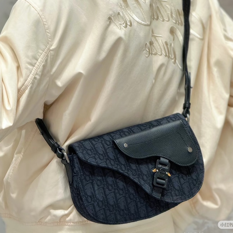 Dior黑色粒面小牛皮拚緹花布銀釦馬鞍郵差包-0