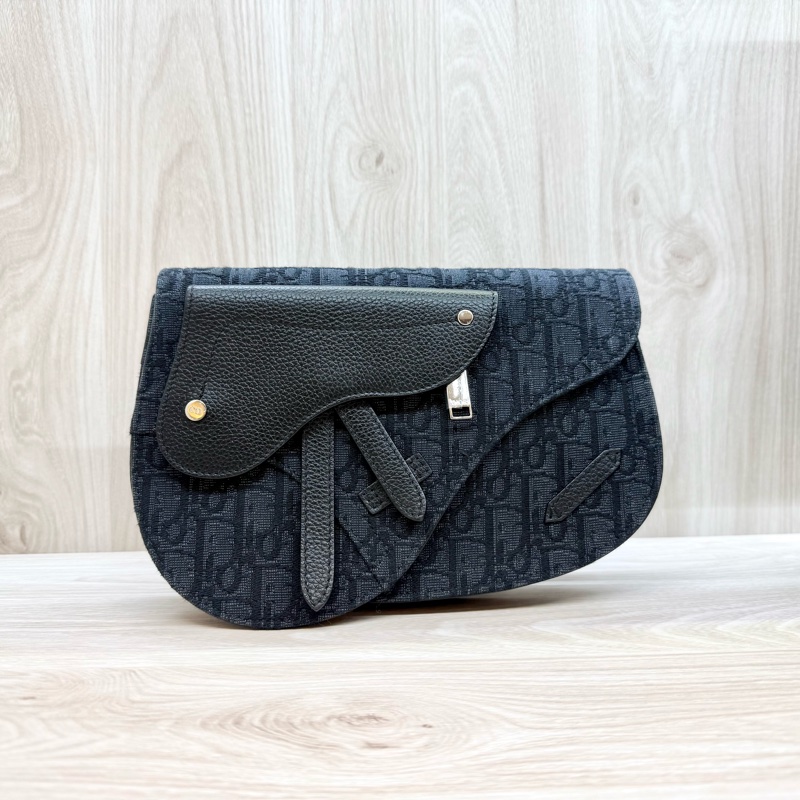 Dior黑色粒面小牛皮拚緹花布銀釦馬鞍郵差包-1