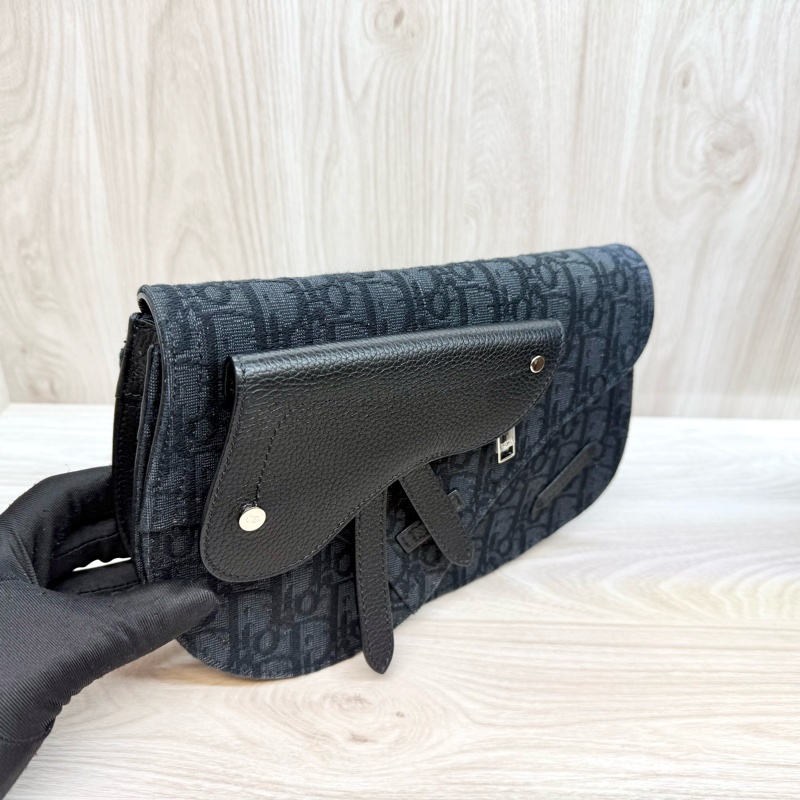 Dior黑色粒面小牛皮拚緹花布銀釦馬鞍郵差包-5