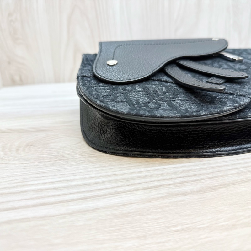 Dior黑色粒面小牛皮拚緹花布銀釦馬鞍郵差包-7