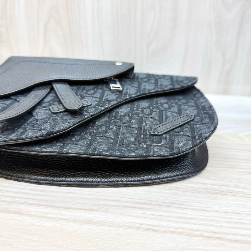 Dior黑色粒面小牛皮拚緹花布銀釦馬鞍郵差包-8