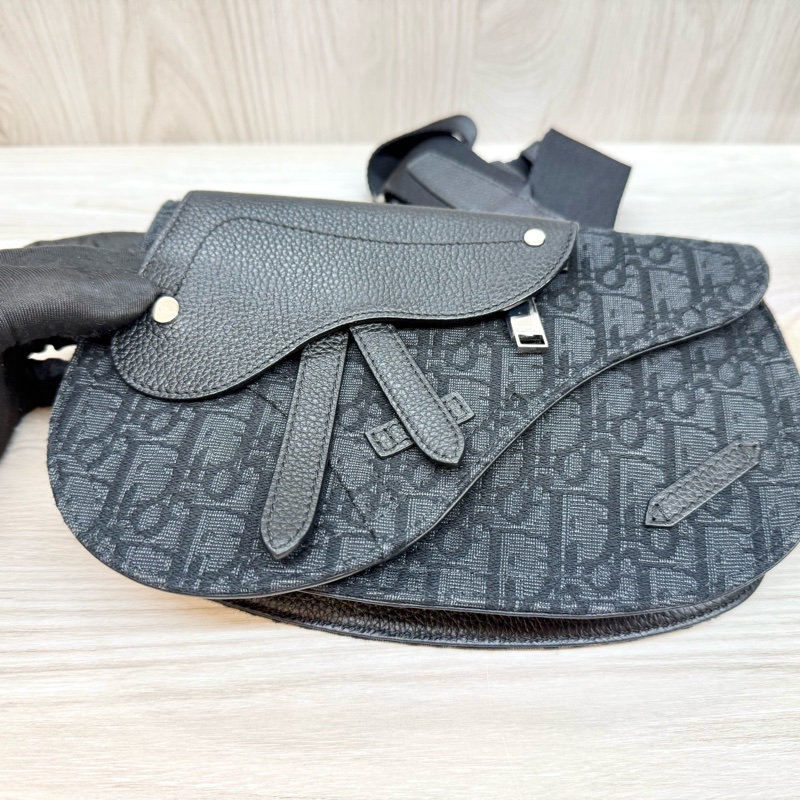 Dior黑色粒面小牛皮拚緹花布銀釦馬鞍郵差包-9