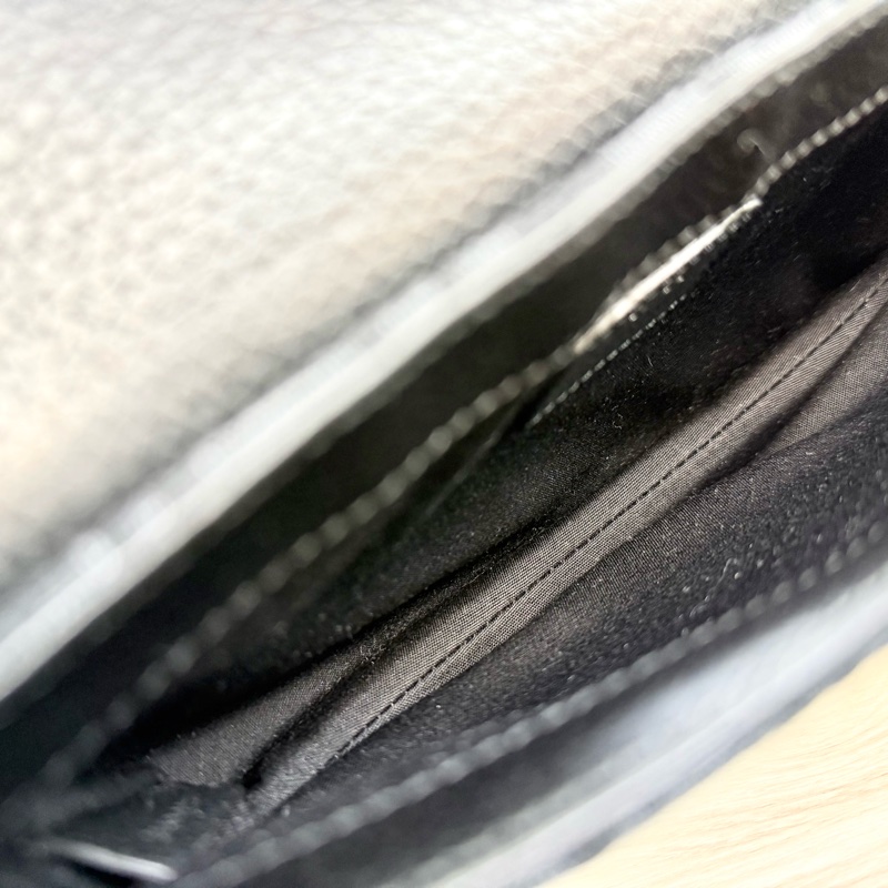 Dior黑色粒面小牛皮拚緹花布銀釦馬鞍郵差包-11