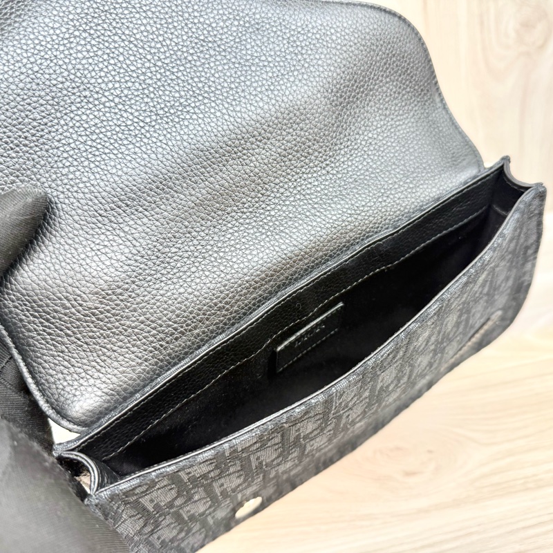 Dior黑色粒面小牛皮拚緹花布銀釦馬鞍郵差包-13