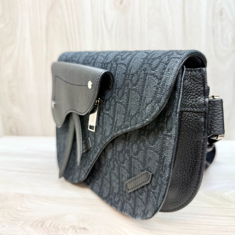 Dior黑色粒面小牛皮拚緹花布銀釦馬鞍郵差包-14