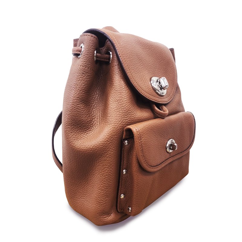 【COACH】鵝卵石紋皮革前口袋後背包-駝色-1