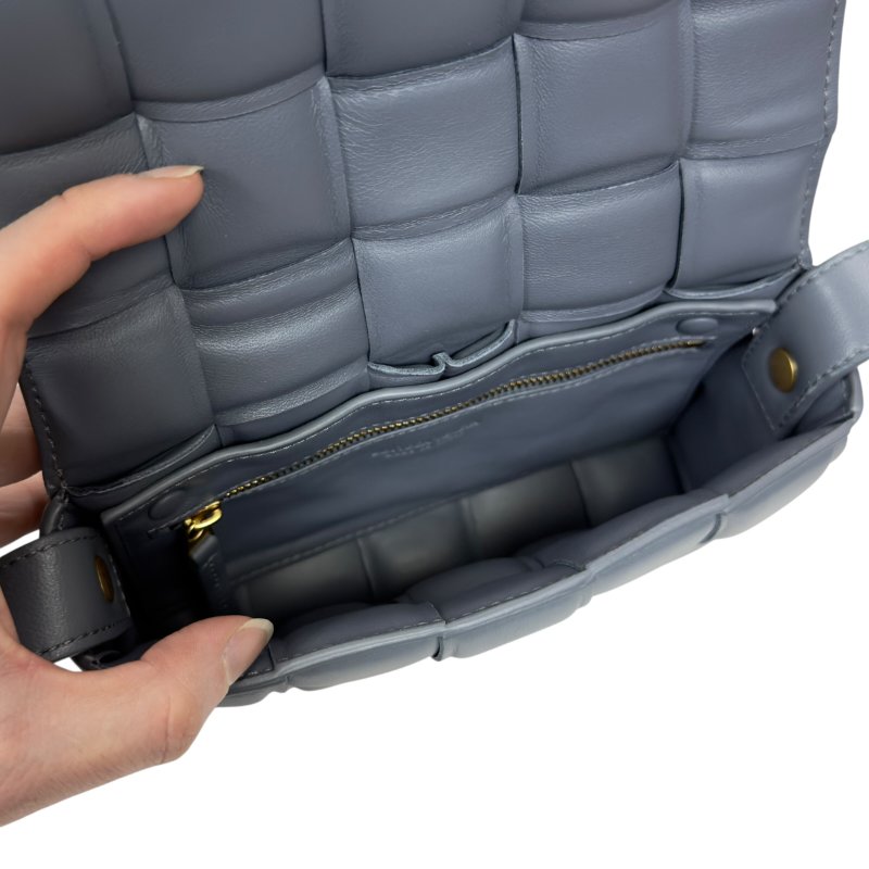 BOTTEGA VENETA Cassette Padded 枕頭包 斜揹袋-16