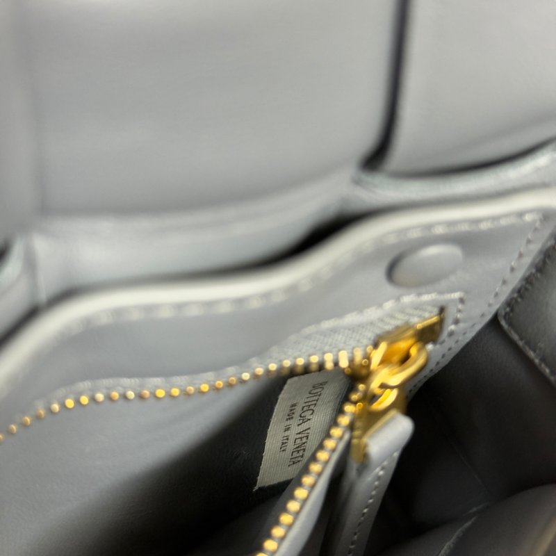 BOTTEGA VENETA Cassette Padded 枕頭包 斜揹袋-18