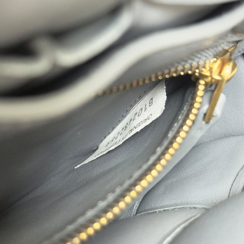 BOTTEGA VENETA Cassette Padded 枕頭包 斜揹袋-19