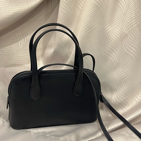 The row Medium Ingrid 皮革手袋 貝殼包