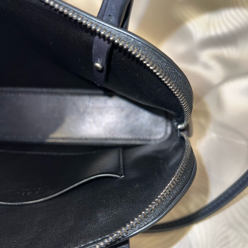 The row Medium Ingrid 皮革手袋 貝殼包-11