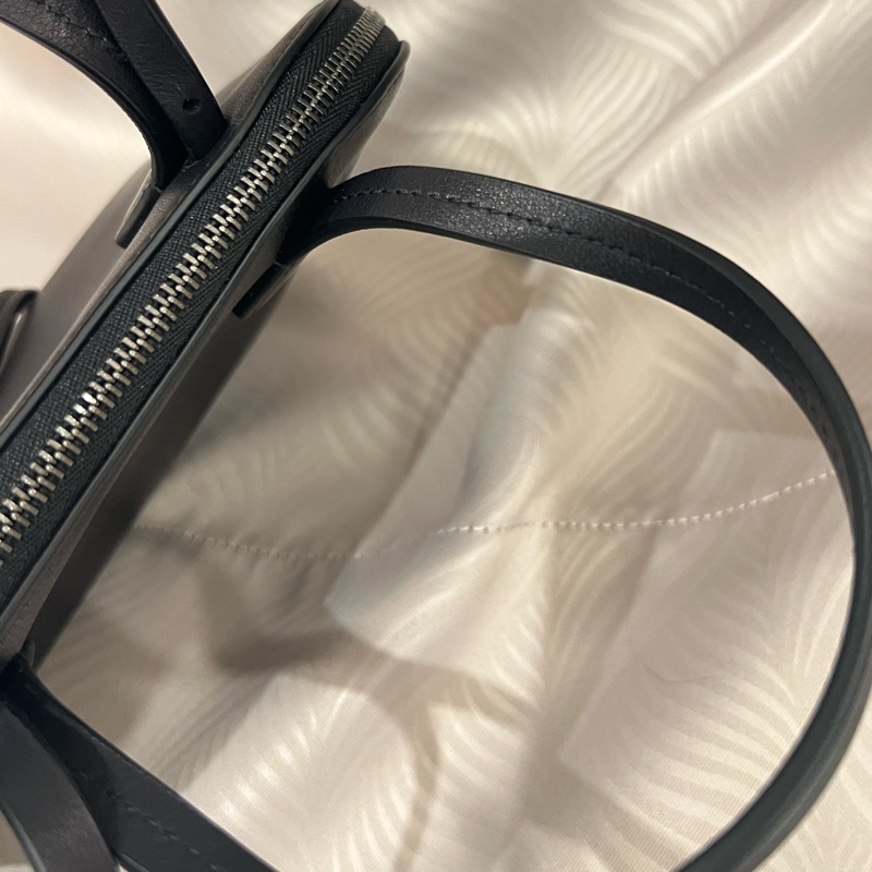 The row Medium Ingrid 皮革手袋 貝殼包-17