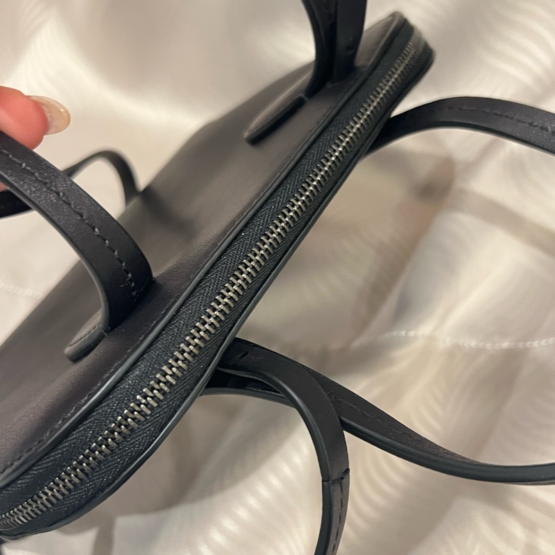 The row Medium Ingrid 皮革手袋 貝殼包-18