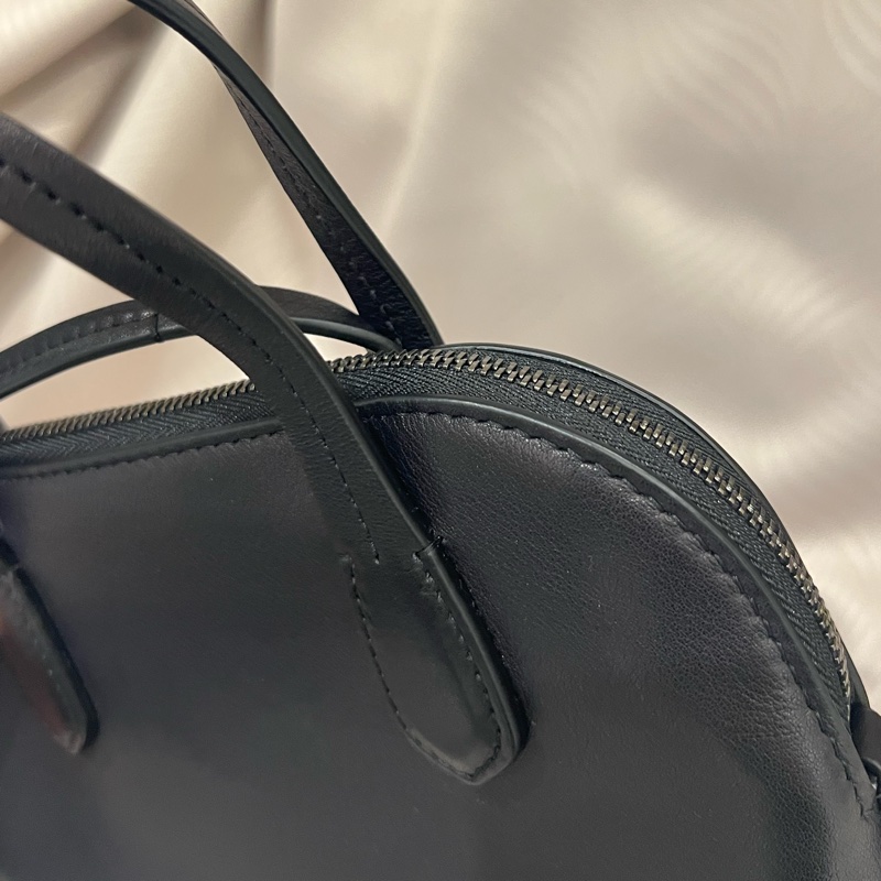 The row Medium Ingrid 皮革手袋 貝殼包-19