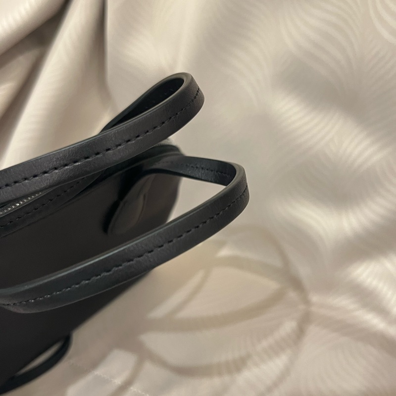 The row Medium Ingrid 皮革手袋 貝殼包-20