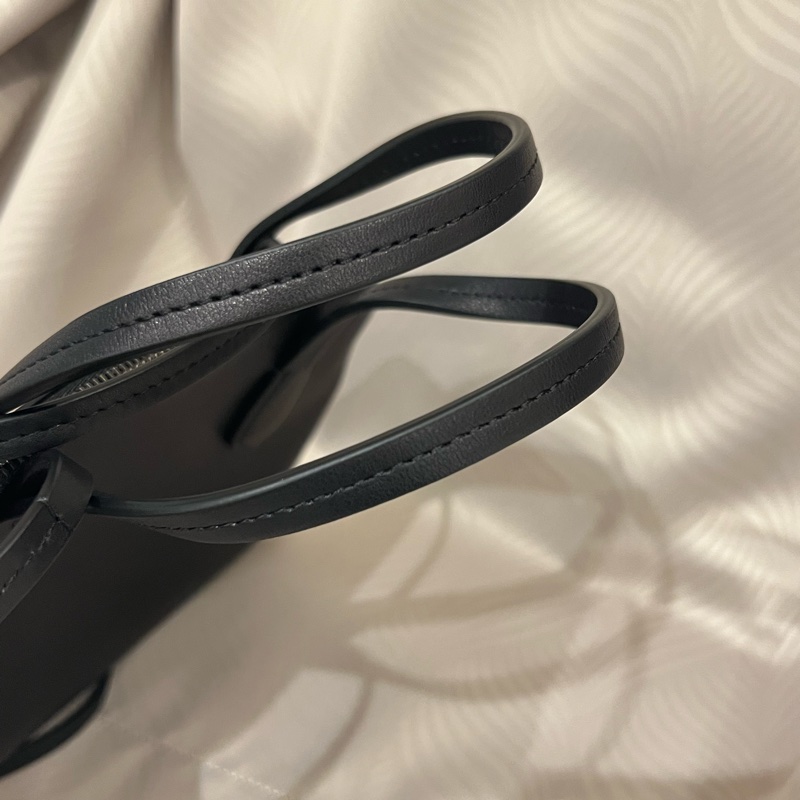 The row Medium Ingrid 皮革手袋 貝殼包-21