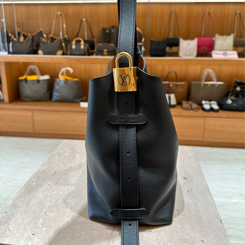 LOUIS VUITTON Low Key Hobo PM鎖頭肩背包-2