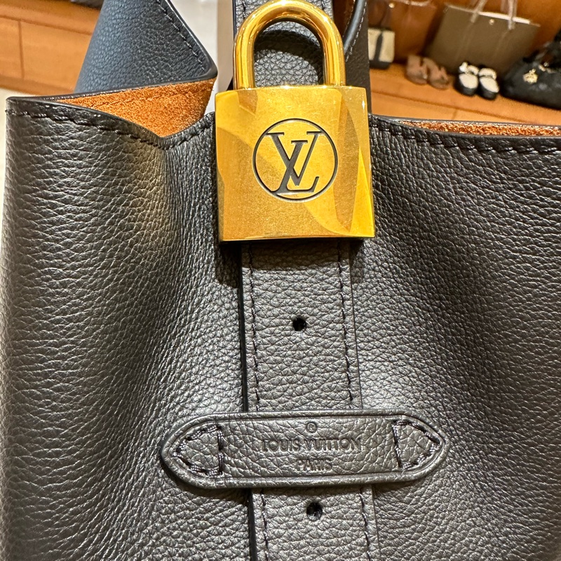 LOUIS VUITTON Low Key Hobo PM鎖頭肩背包-10
