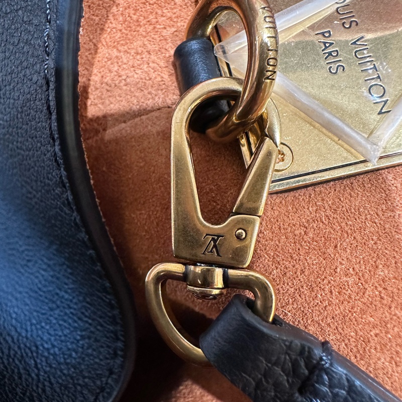 LOUIS VUITTON Low Key Hobo PM鎖頭肩背包-11