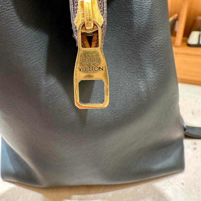 LOUIS VUITTON Low Key Hobo PM鎖頭肩背包-12