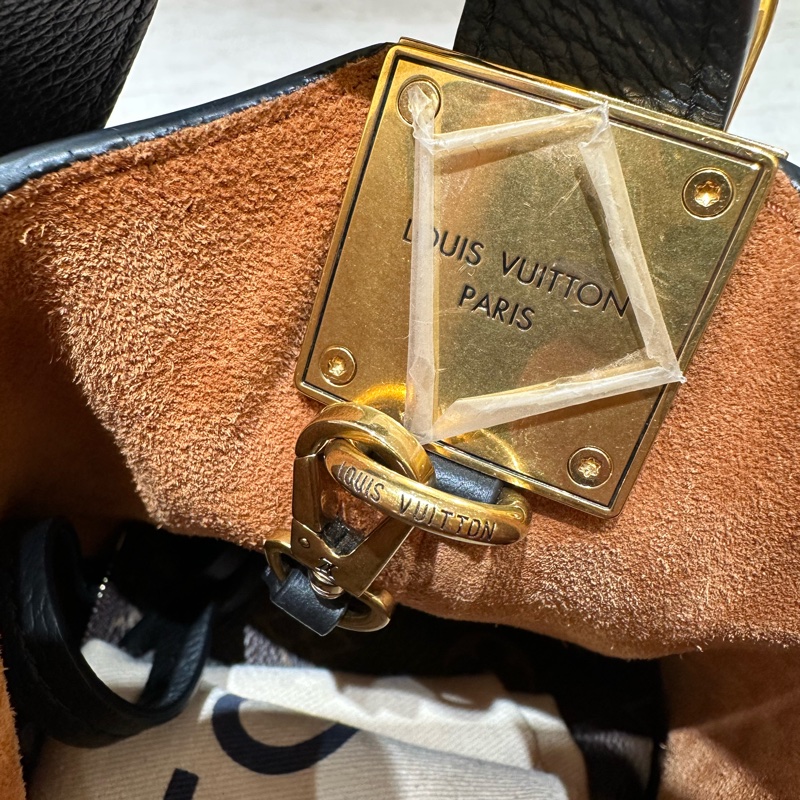 LOUIS VUITTON Low Key Hobo PM鎖頭肩背包-13