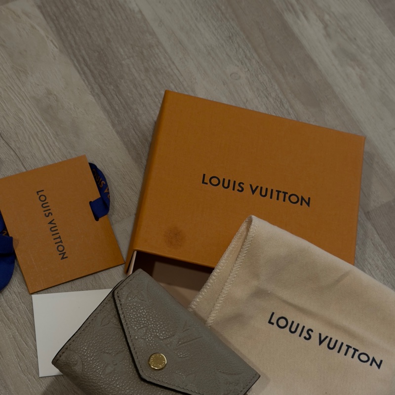 LV Louis Vuitton Zoe 壓花logo 皮革短夾奶茶色 大象灰 小銀包 零錢格-0