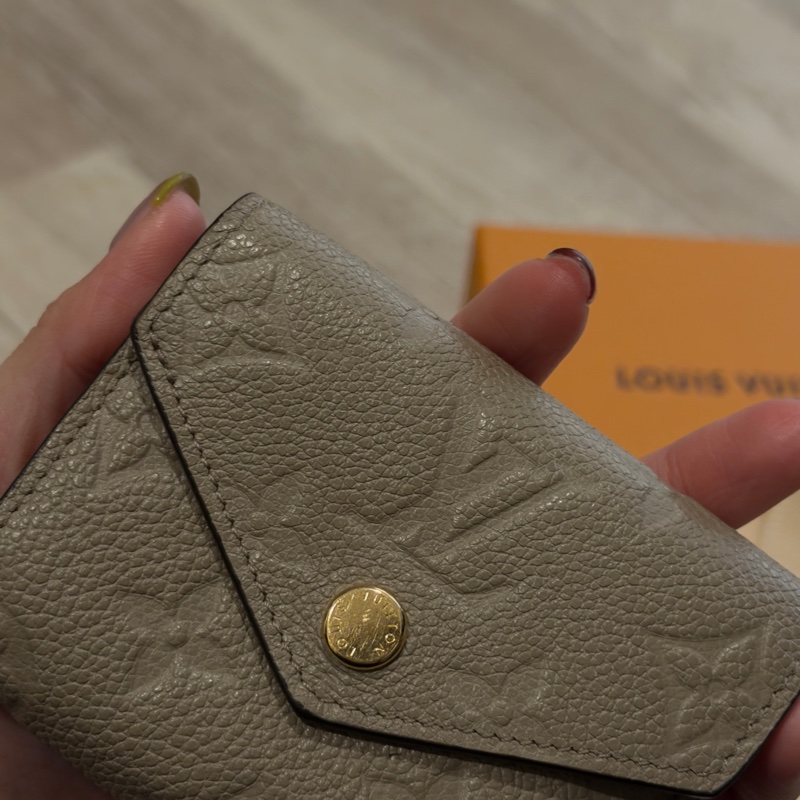 LV Louis Vuitton Zoe 壓花logo 皮革短夾奶茶色 大象灰 小銀包 零錢格-1
