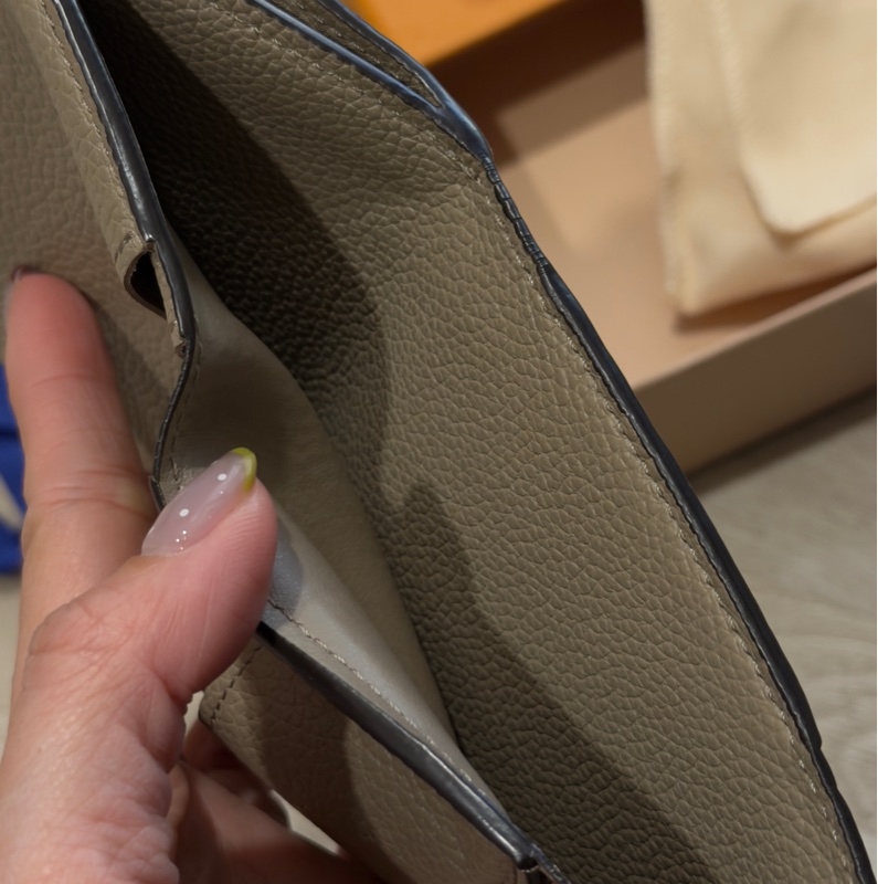 LV Louis Vuitton Zoe 壓花logo 皮革短夾奶茶色 大象灰 小銀包 零錢格-4