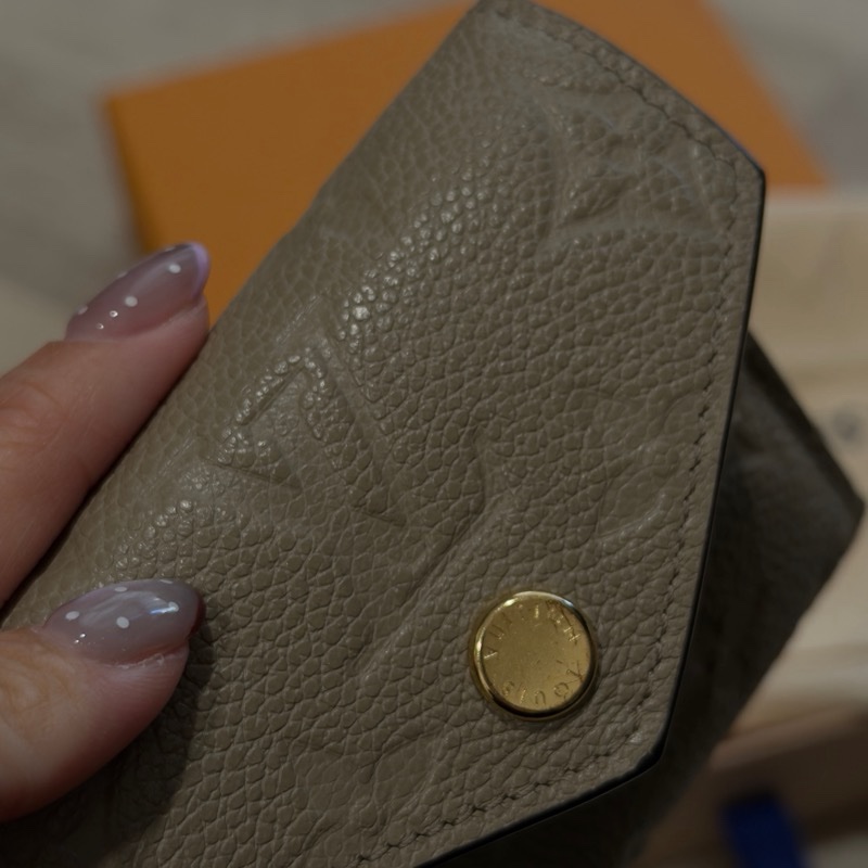 LV Louis Vuitton Zoe 壓花logo 皮革短夾奶茶色 大象灰 小銀包 零錢格-5