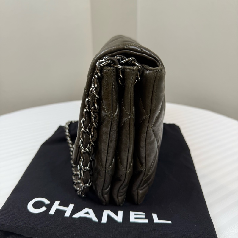 香奈兒/ Chanel Easy Flap 系列 巧克力色經典雙C旋扣 可調節金屬鍊條肩帶 斜跨包寬8 長28 高15-2