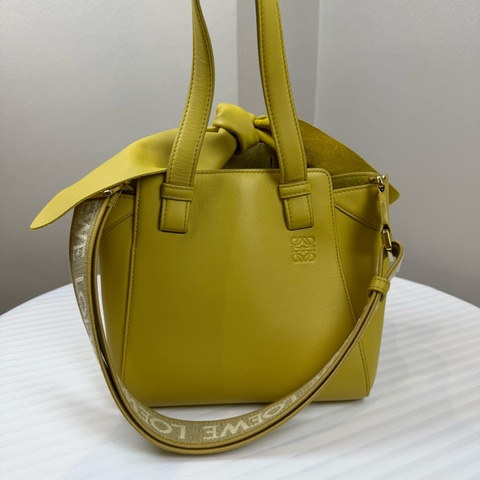 羅意威/LOEWE Hammock 黃色  配有頂部提手 可拆卸肩帶 可手提、單肩背或斜挎長23 高16 寬17