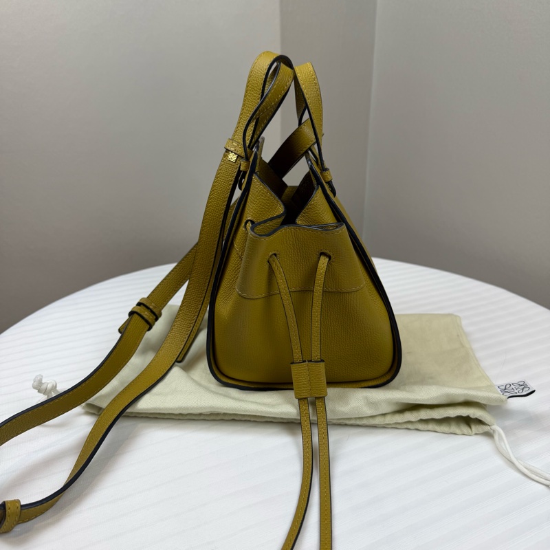 羅意威/LOEWE Hammock Mini Drawstring 黃色 包身兩側採用抽繩設計 頂部有手提 長11 寬14 高19-2