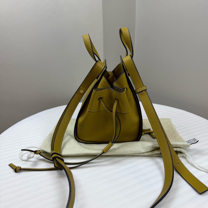 羅意威/LOEWE Hammock Mini Drawstring 黃色 包身兩側採用抽繩設計 頂部有手提 長11 寬14 高19-3