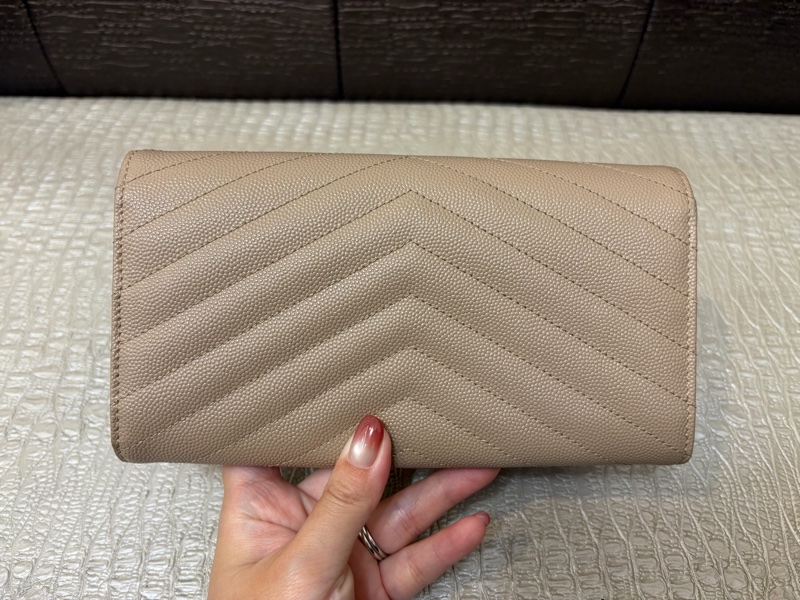 YSL 奶茶魚子醬牛皮金釦下蓋長夾-1