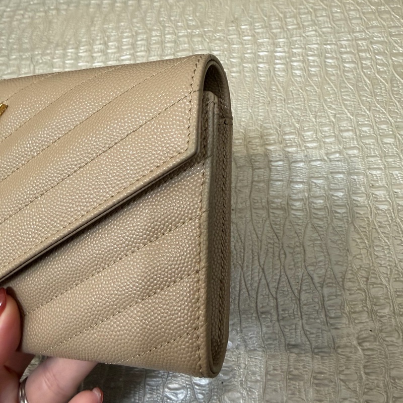 YSL 奶茶魚子醬牛皮金釦下蓋長夾-2