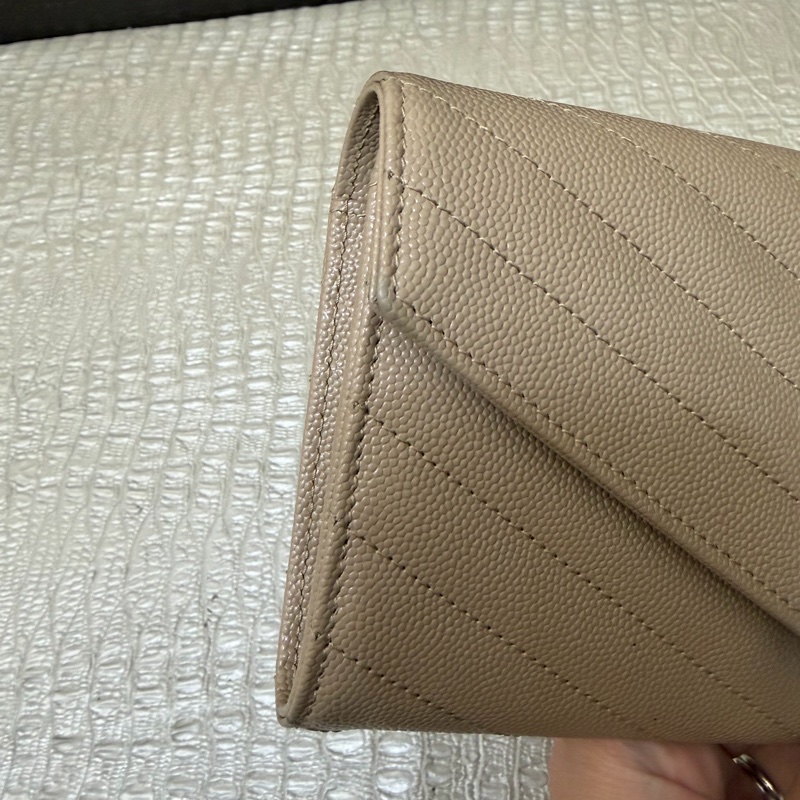 YSL 奶茶魚子醬牛皮金釦下蓋長夾-3