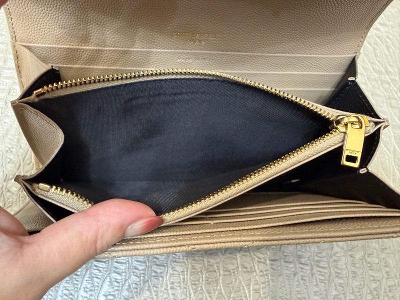 YSL 奶茶魚子醬牛皮金釦下蓋長夾-6