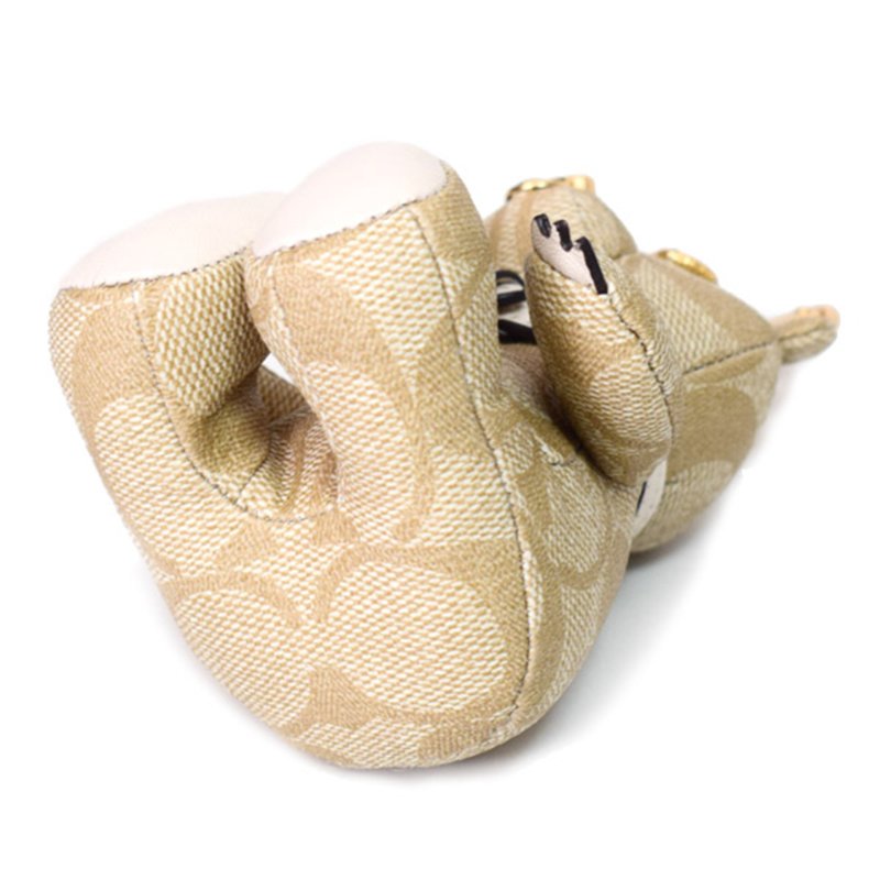 【COACH】經典LOGO皮革小熊坐姿吊飾-淺卡其白-3