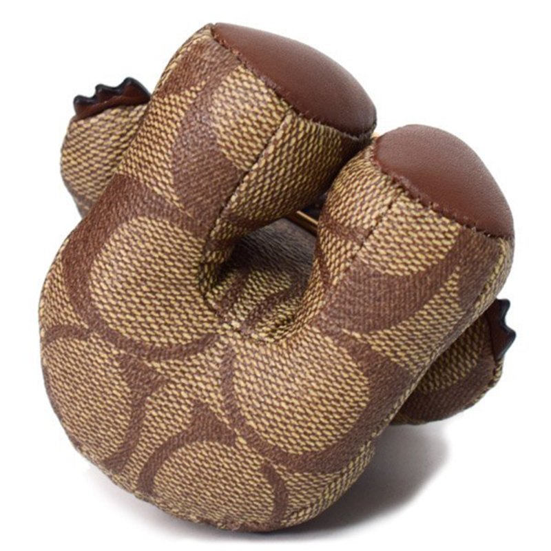 【COACH】經典LOGO皮革小熊坐姿吊飾-卡其駝-4