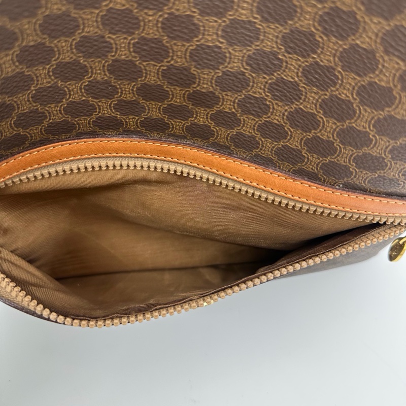 「JL精品代購」 9新 celine老花棕色手拿包-13