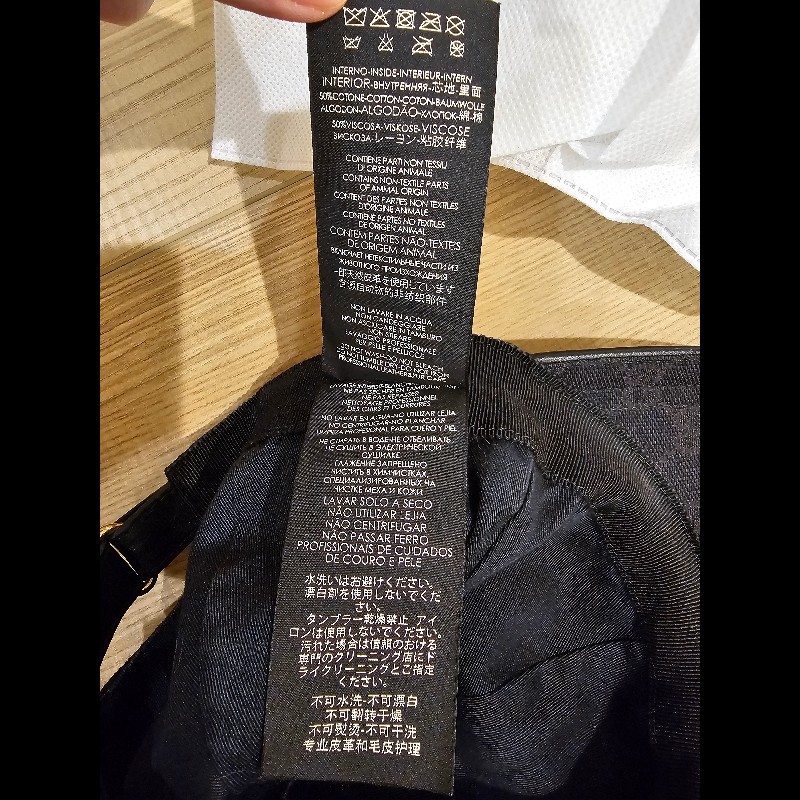 新品 Gucci 經典款黑色GG布

GUCCI GG帆布織帶黑花棒球帽
 M碼-4