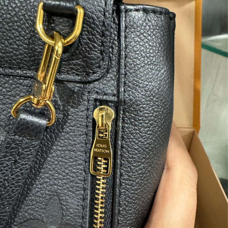lv tiny 全皮壓紋小書包-17