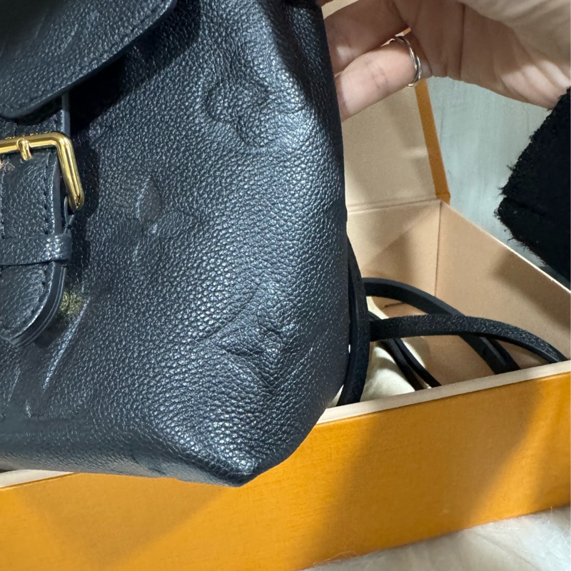 lv tiny 全皮壓紋小書包-23