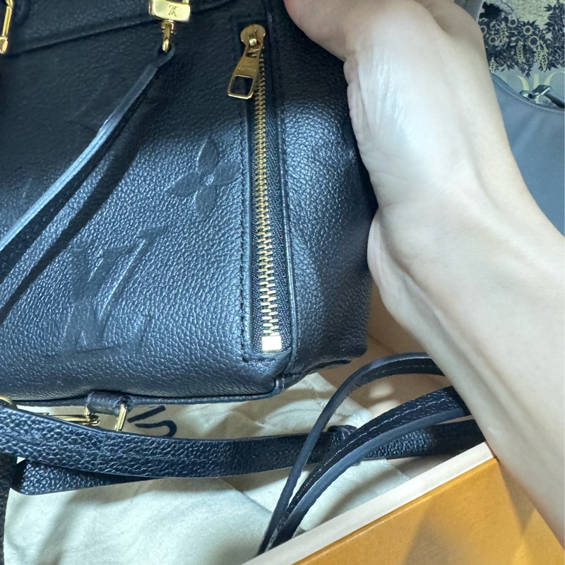 lv tiny 全皮壓紋小書包-29