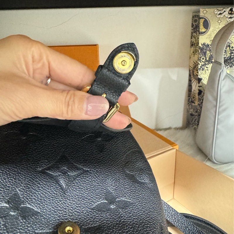 lv tiny 全皮壓紋小書包-30