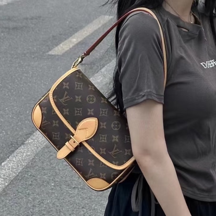 一包難求🔥99新🆕Lv路易威登老花Diane黑背帶法棍包單肩斜挎包-1