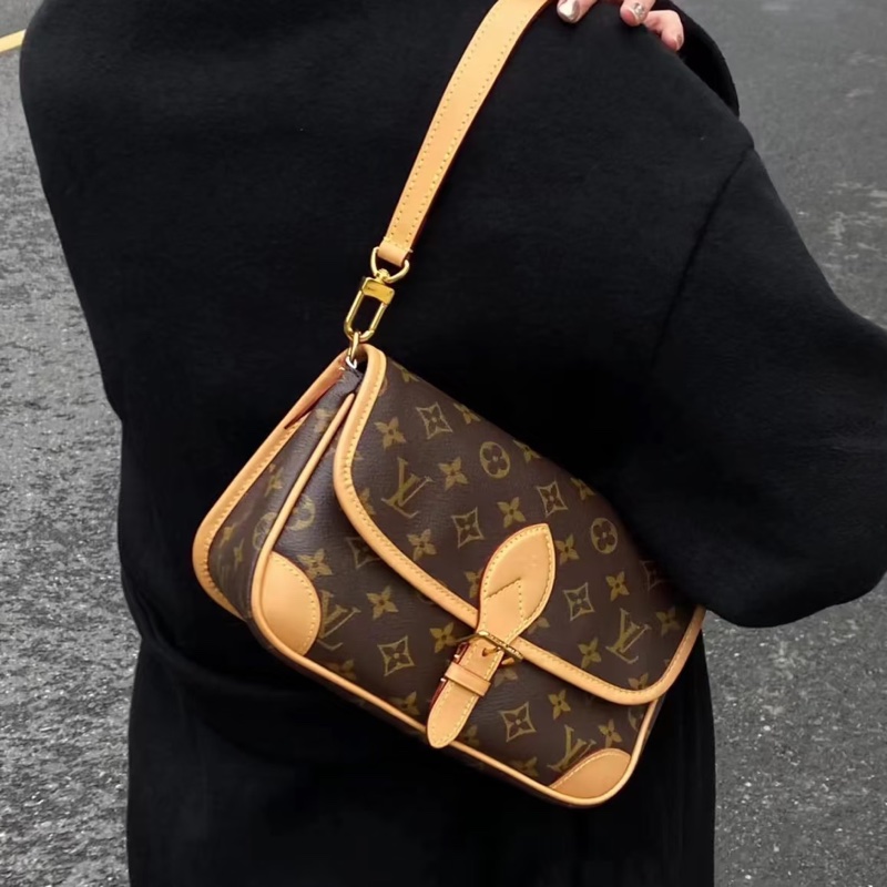 一包難求🔥99新🆕Lv路易威登老花Diane黑背帶法棍包單肩斜挎包-6