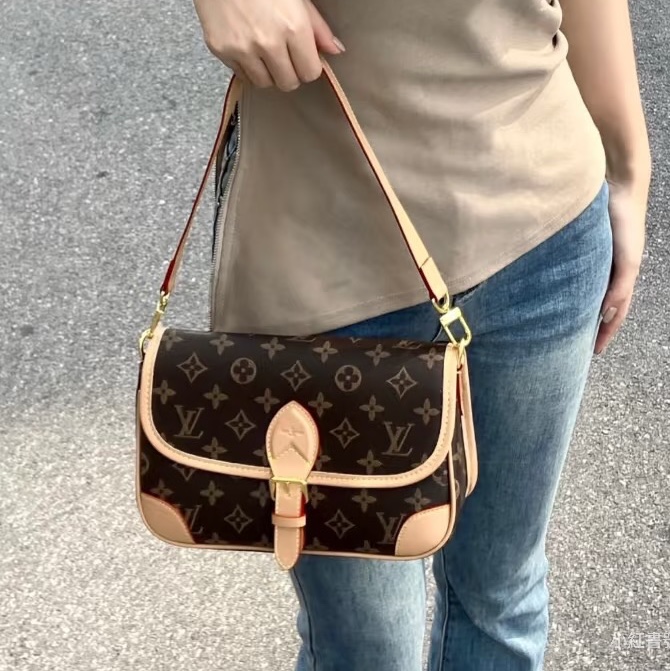 一包難求🔥99新🆕Lv路易威登老花Diane黑背帶法棍包單肩斜挎包-8