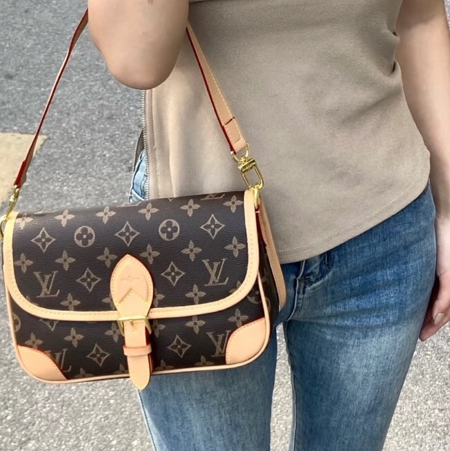 一包難求🔥99新🆕Lv路易威登老花Diane黑背帶法棍包單肩斜挎包-9